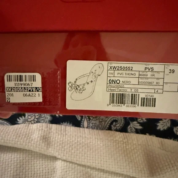 Valentino Garavani Black Rockstud Bow Tie Detail Flip Flop Sandals - Picture 9 of 9